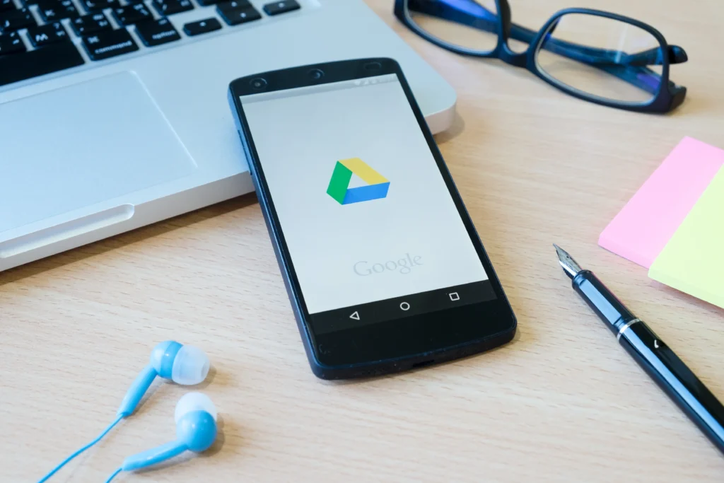 Immagine Di Un Telefono Con Logo Di Google Ads - SEM (Search Engine Marketing): Cos'è e perché è l'acceleratore immediato per il tuo business