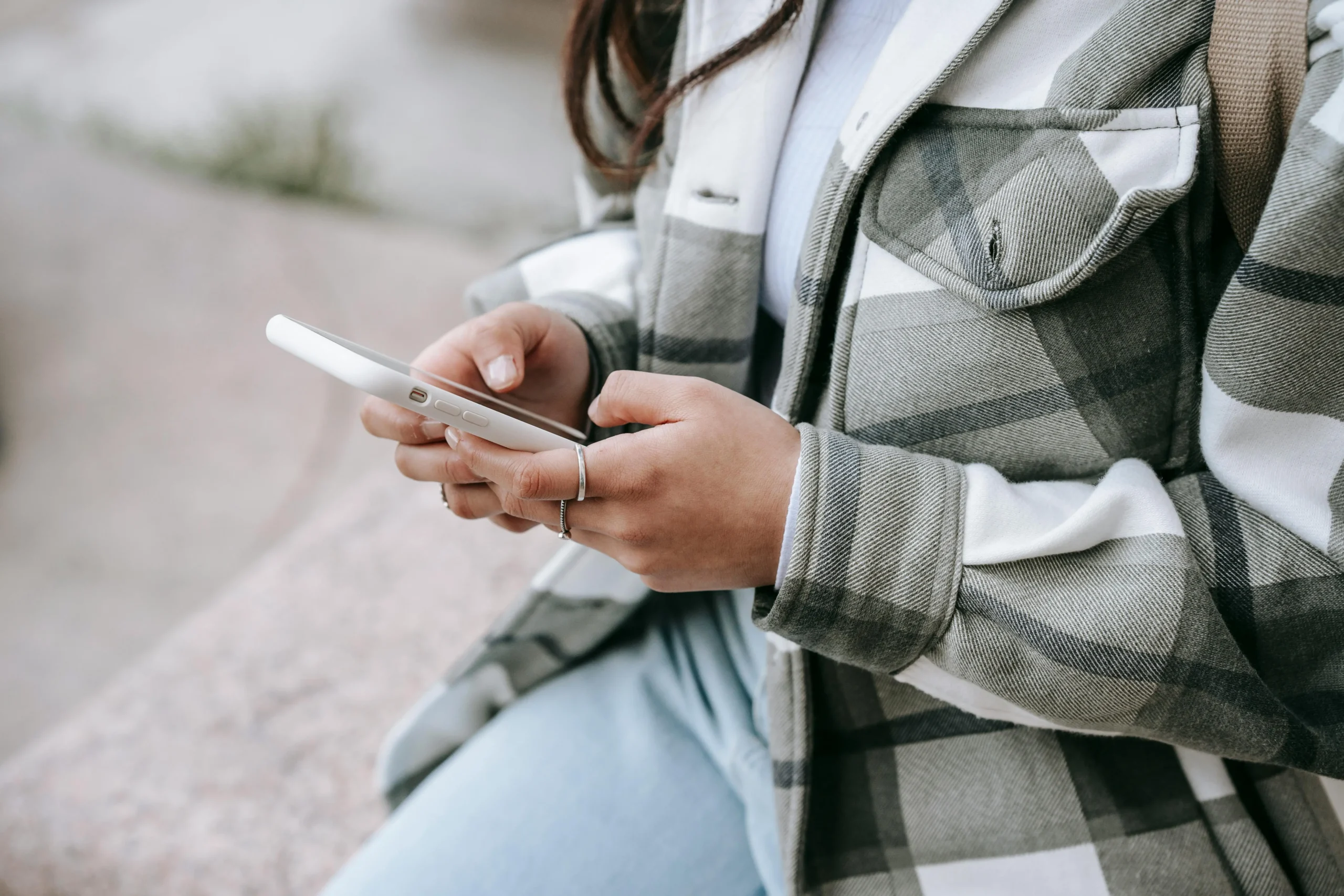ragazza legge articolo di blog da smartphone