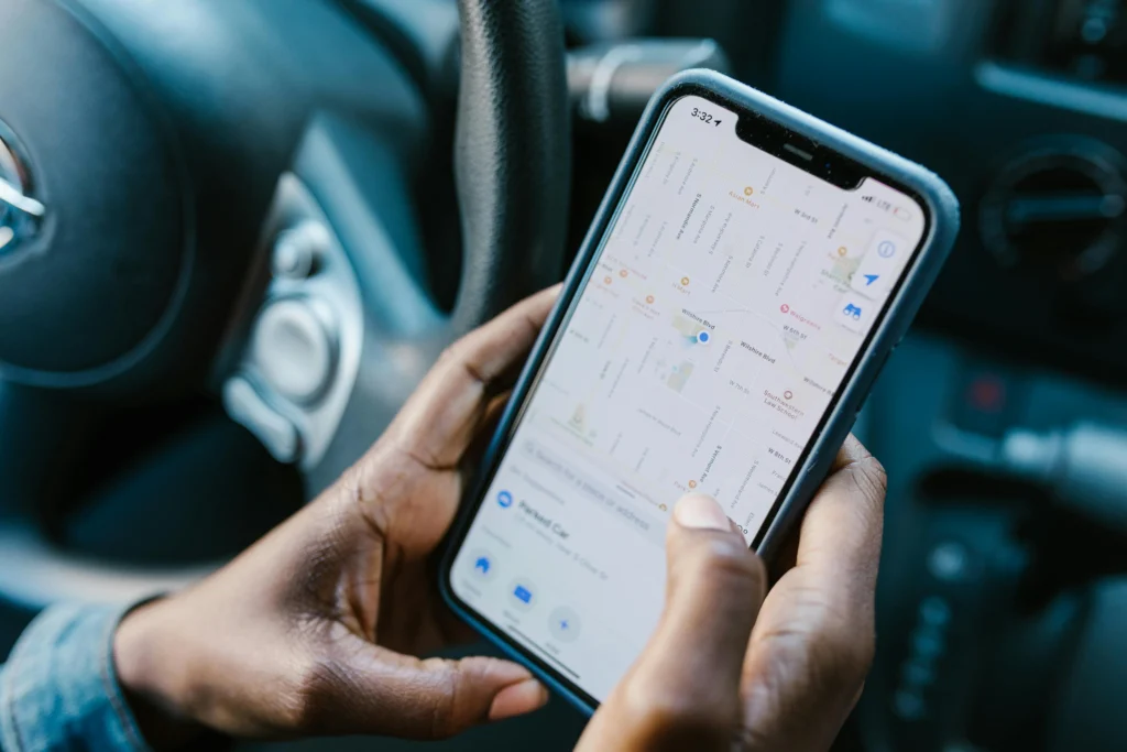 Smartphone Che Mostra Una Mappa Locale Con Puntatori Di Posizione E Grafici Di Crescita Del Traffico Per Attivita Locali - Servizi di SEO Locale: Come dominare le ricerche nella tua zona con Google Business Profile