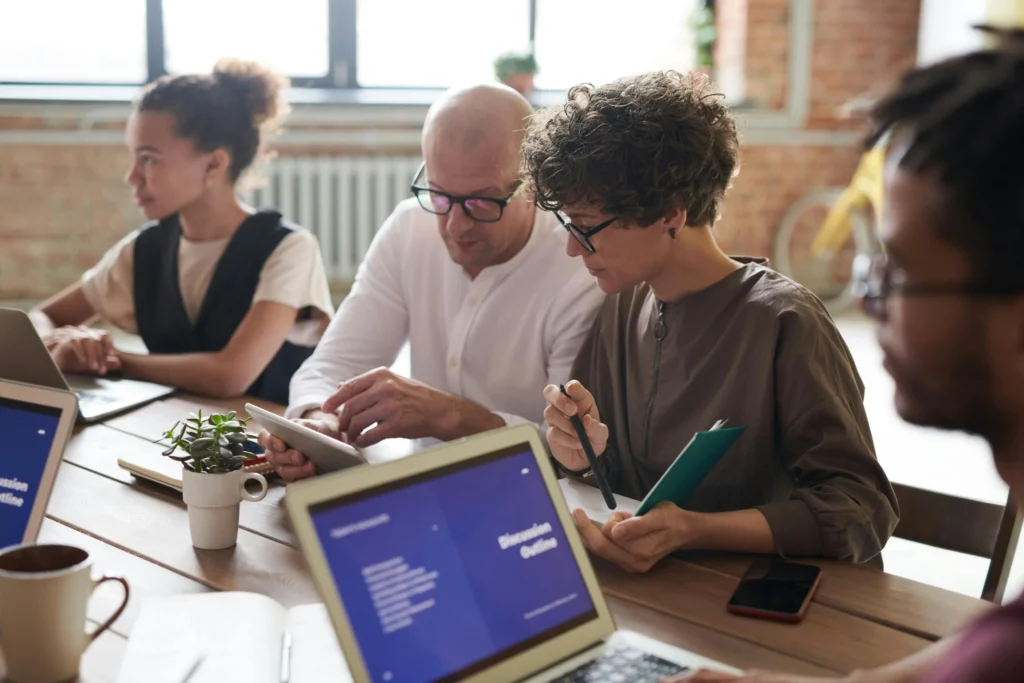 Team Di Esperti Digitali Che Analizza Le Performance Di Una Scheda Google Business Profile Su Un Tablet - Esperti Scheda Google: Guida completa per trasformare il tuo Profilo in una macchina da Lead