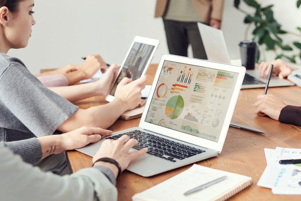 Team di web designer al lavoro su un progetto