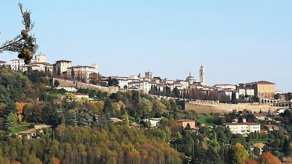 Bergamo Città Alta vista panoramica con i colli di Bergamo (Fonte: Wikimedia Commons, CC0)