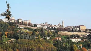 Bergamo Città Alta vista panoramica con i colli di Bergamo (Fonte: Wikimedia Commons, CC0)
