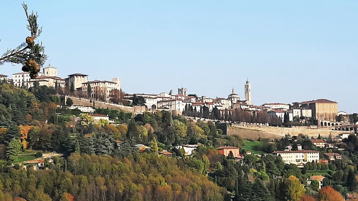 Bergamo Città Alta vista panoramica con i colli di Bergamo (Fonte: Wikimedia Commons, CC0)