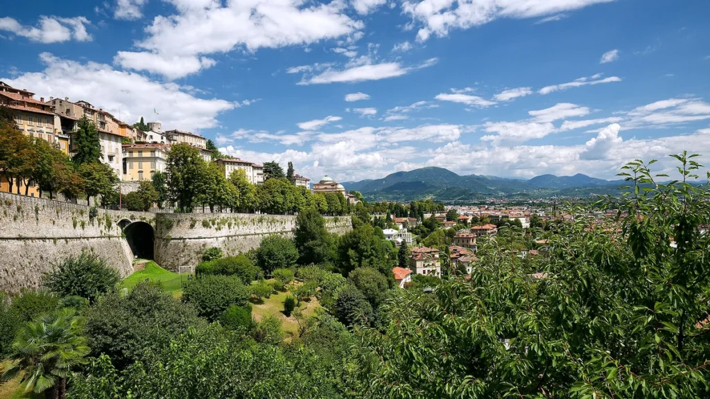 Bergamo, vista del centro storico e Città Alta, agosto 2018 (Fonte: Wikimedia Commons, CC BY 4.0)
