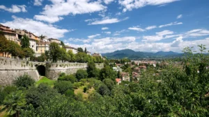 Bergamo, vista del centro storico e Cittร Alta, agosto 2018 (Fonte: Wikimedia Commons, CC BY 4.0)